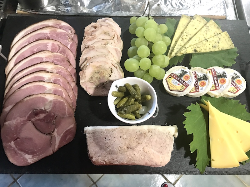Ardoise avec canard foie gras pour dîner en table d'hôtes à la Maison Ardure dans le Gers