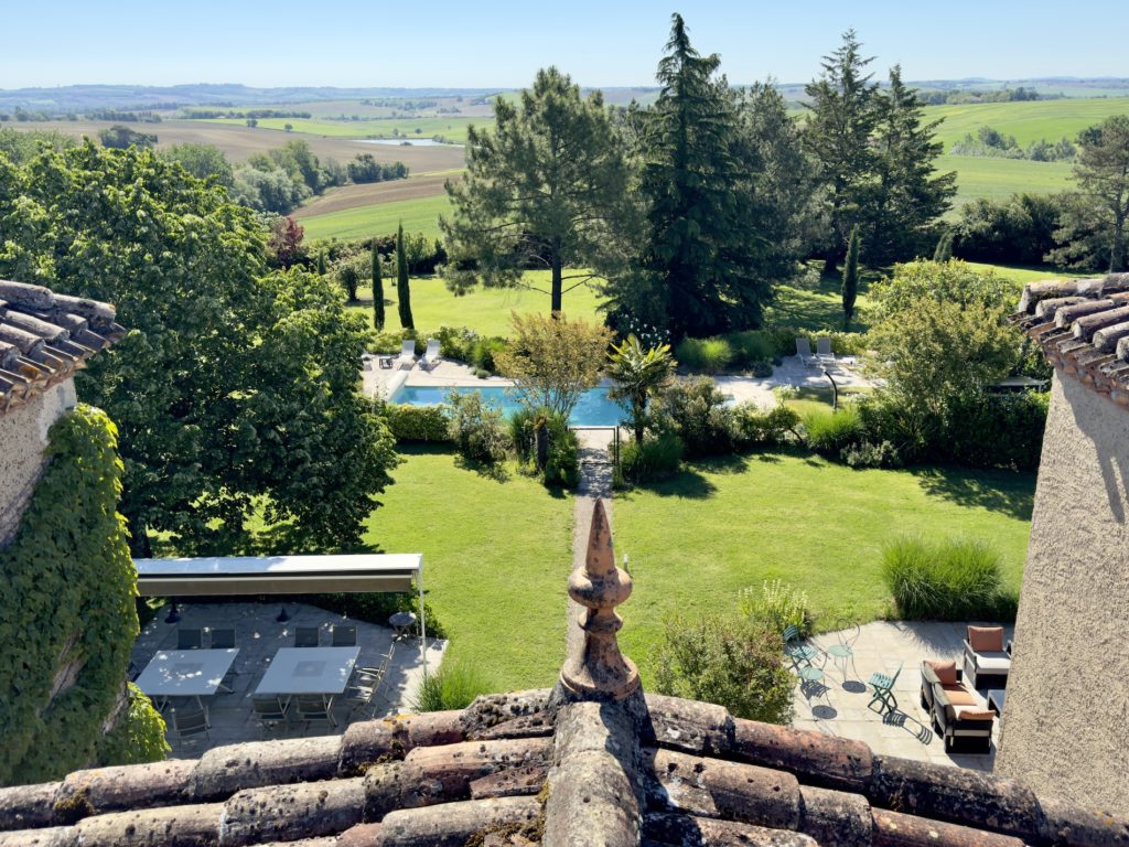 Vue de la piscine, du parc et des terrasses